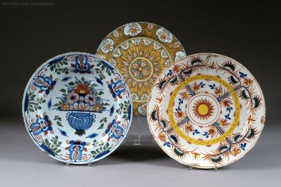 Trois Plats ronds. Faïence de Delft polychrome...