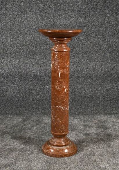 Colonne. Marbre rouge sculpté et mouluré....