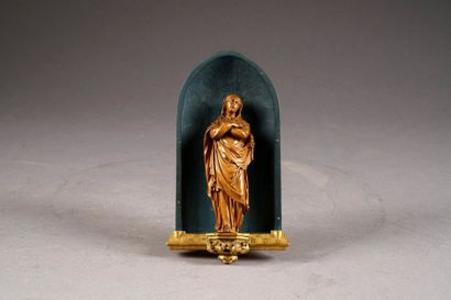 Vierge. Représentée debout, la robe amplement...