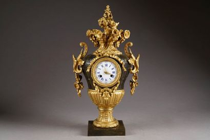 Pendule d'époque Napoléon III. Au cadran...