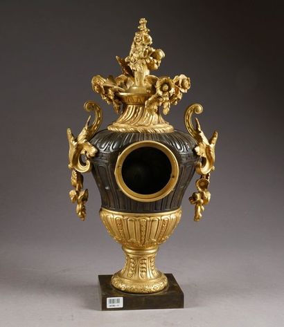 Pendule d'époque Napoléon III. Au cadran...