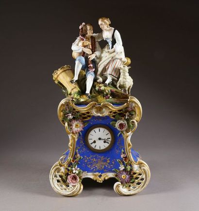 Grande Pendule romantique. Sommée d'un groupe...