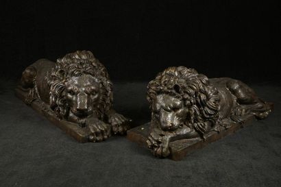 Paire de monumentaux Lions de Perron. Sur...