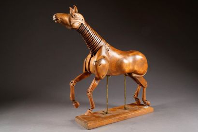Cheval d'artiste articulé. Bois sculpté.
Dimensions:...