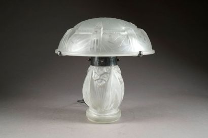 Lampe de Table Art Déco. Verre moulé pressé....