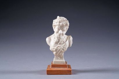 Buste de Bacchus. Ivoirine sur socle de marbre....