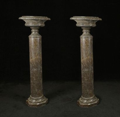 Paire de Colonnes. Fût cylindrique et pied...