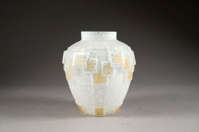 VASE ART DECO
Verre multicouche, blanc marbré,...