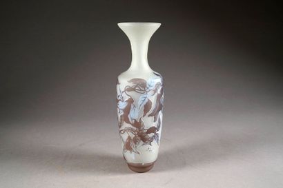 Vase de style Art Nouveau. Col pincé. Verre...