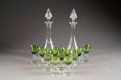 Service à Vin. Il présente une paire de carafes...