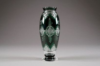 Vase fuselé à Pied hexagonal. Cristal incolore,...