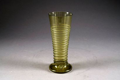 Grand Verre à pied dit “Bandwurmglas“. Pied...