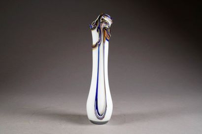 Vase fuselé. Col ourlé et découpé. Cristal...