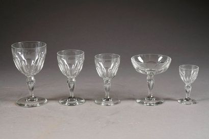 Service de Verres. Pied rond et taillé de...