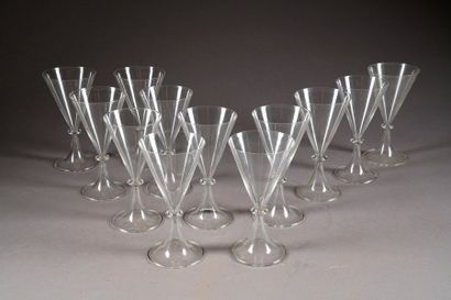Suite de douze Verres “Diabolo“ à épaulement....