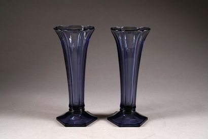 VAL-SAINT-LAMBERT
Paire de vases cornet,...