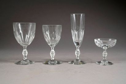 Service de Verres. Il présente huit flûtes...