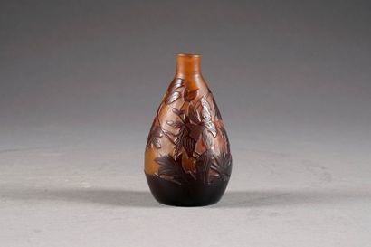 GALLE
Petit vase piriforme. Verre multicouche,...