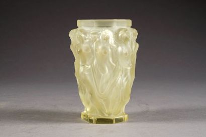 Vase Art Déco. Animé d'une ronde de naïades....