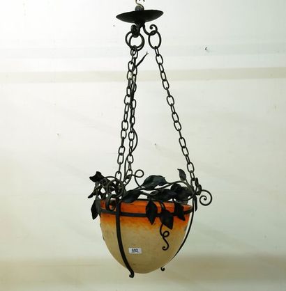 Petite Suspension de Forme corbeille. A globe...