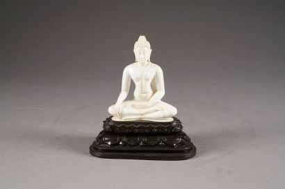Bouddha Shakyamuni. Assis, en position de...