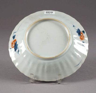 Assiette à Côtes droites. Décor, dans la...