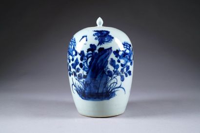 Potiche couverte. A décor à l'émail bleu...
