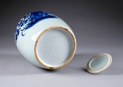 Potiche couverte. A décor à l'émail bleu...