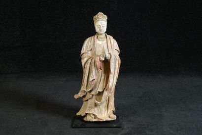 Apsara debout. Les mains jointes, coiffée...