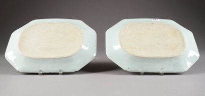 Paire de Plats à coins coupés. A décor de...