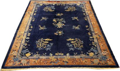 Tapis Chine. Le fond, bleu nuit, présente...