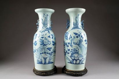 Deux Vases maillet. A décor assorti figurant...