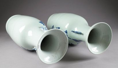 Deux Vases maillet. A décor assorti figurant...