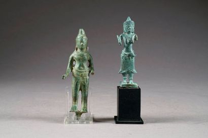 Divinités. Deux statuettes Khmer en bronze...