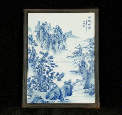 Plaque. Porcelaine à émail bleu/blanc. et...