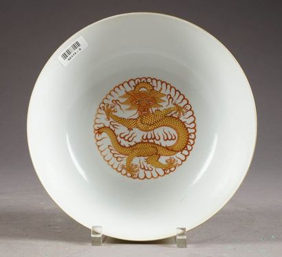 Bol sur Pied talon. Fond présentant un dragon...