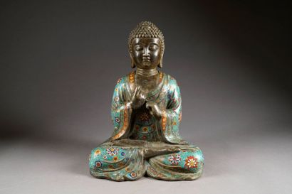 Grand Bouddha assis et méditant. A l'habit...