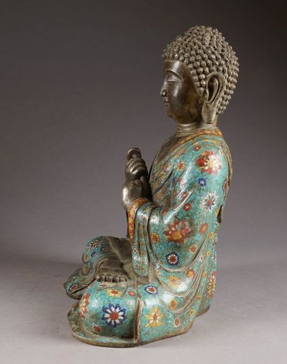 Grand Bouddha assis et méditant. A l'habit...