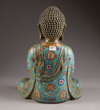 Grand Bouddha assis et méditant. A l'habit...
