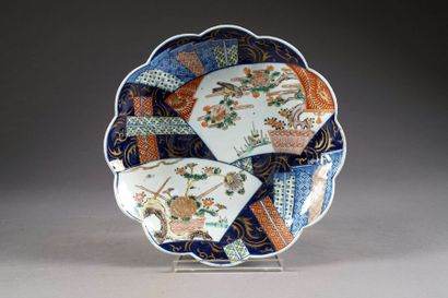 JAPON
Plat rond polylobé orné de réserves,...