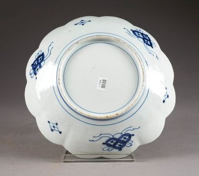 JAPON
Plat rond polylobé orné de réserves,...