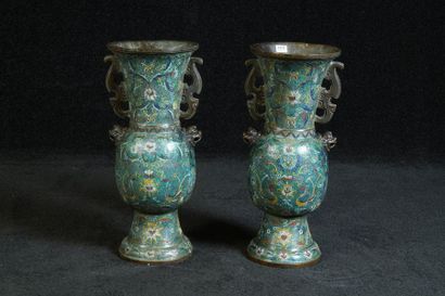 Paire de grands Vases Gu. Accostés chacun...