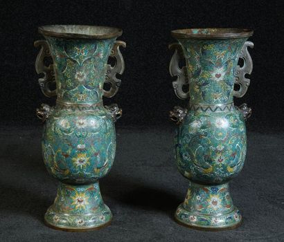 Paire de grands Vases Gu. Accostés chacun...