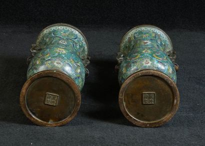 Paire de grands Vases Gu. Accostés chacun...