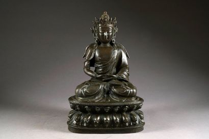 Bouddha Amitayus méditant. Le visage esquissant...