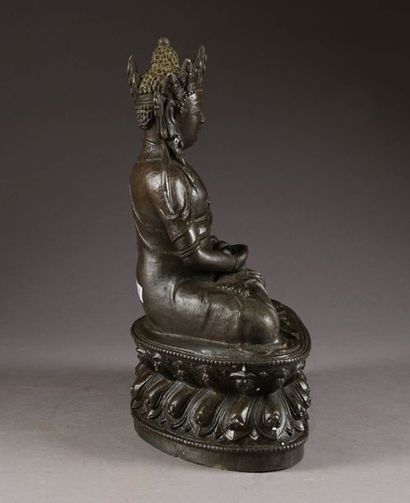 Bouddha Amitayus méditant. Le visage esquissant...