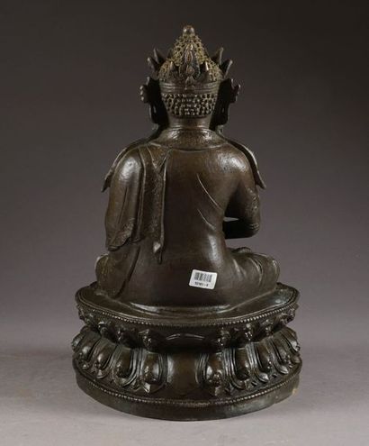 Bouddha Amitayus méditant. Le visage esquissant...
