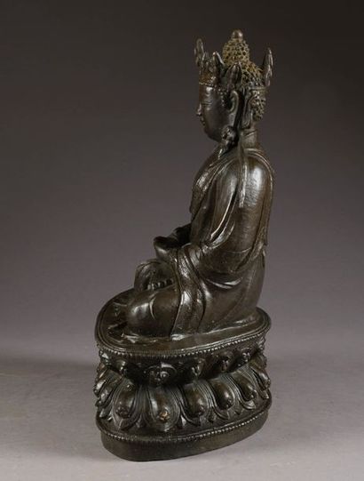 Bouddha Amitayus méditant. Le visage esquissant...