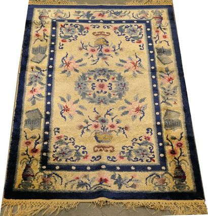 Carpette Chine-Pékin. Centrée par un médaillon...