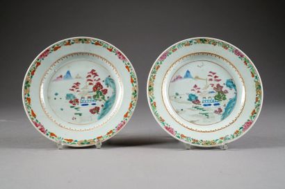 Paire d'Assiettes. Décorées chacune d'une...